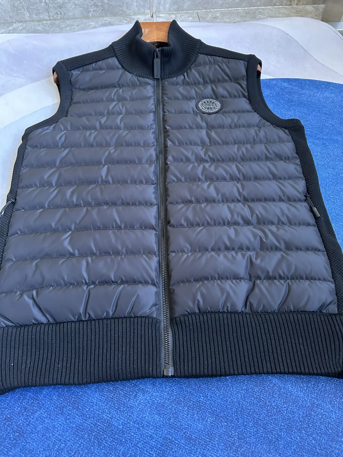 HyBridge Knit Down-Panelled Gilet D40024027 — view 13