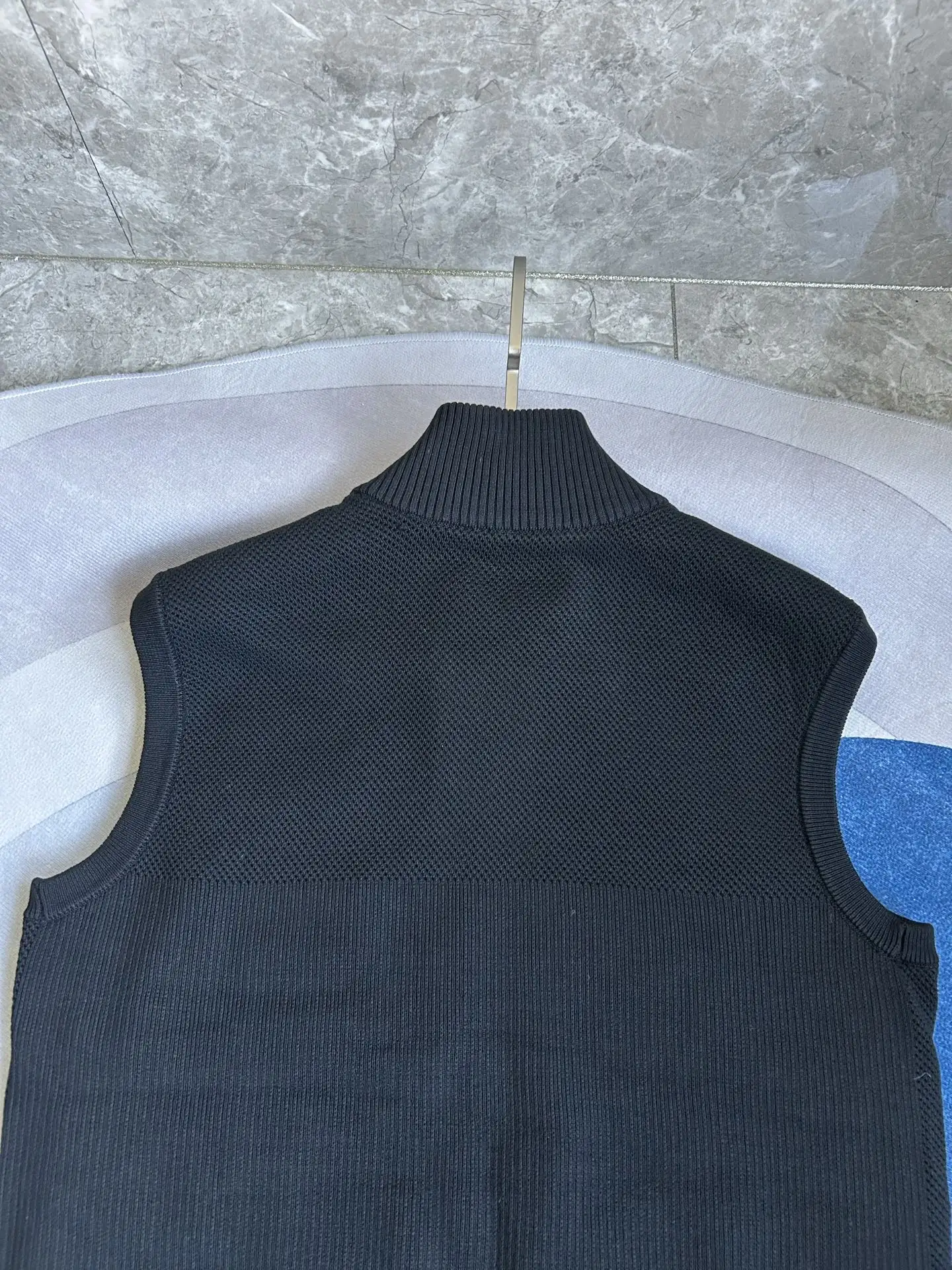HyBridge Knit Down-Panelled Gilet D40024027 — view 16