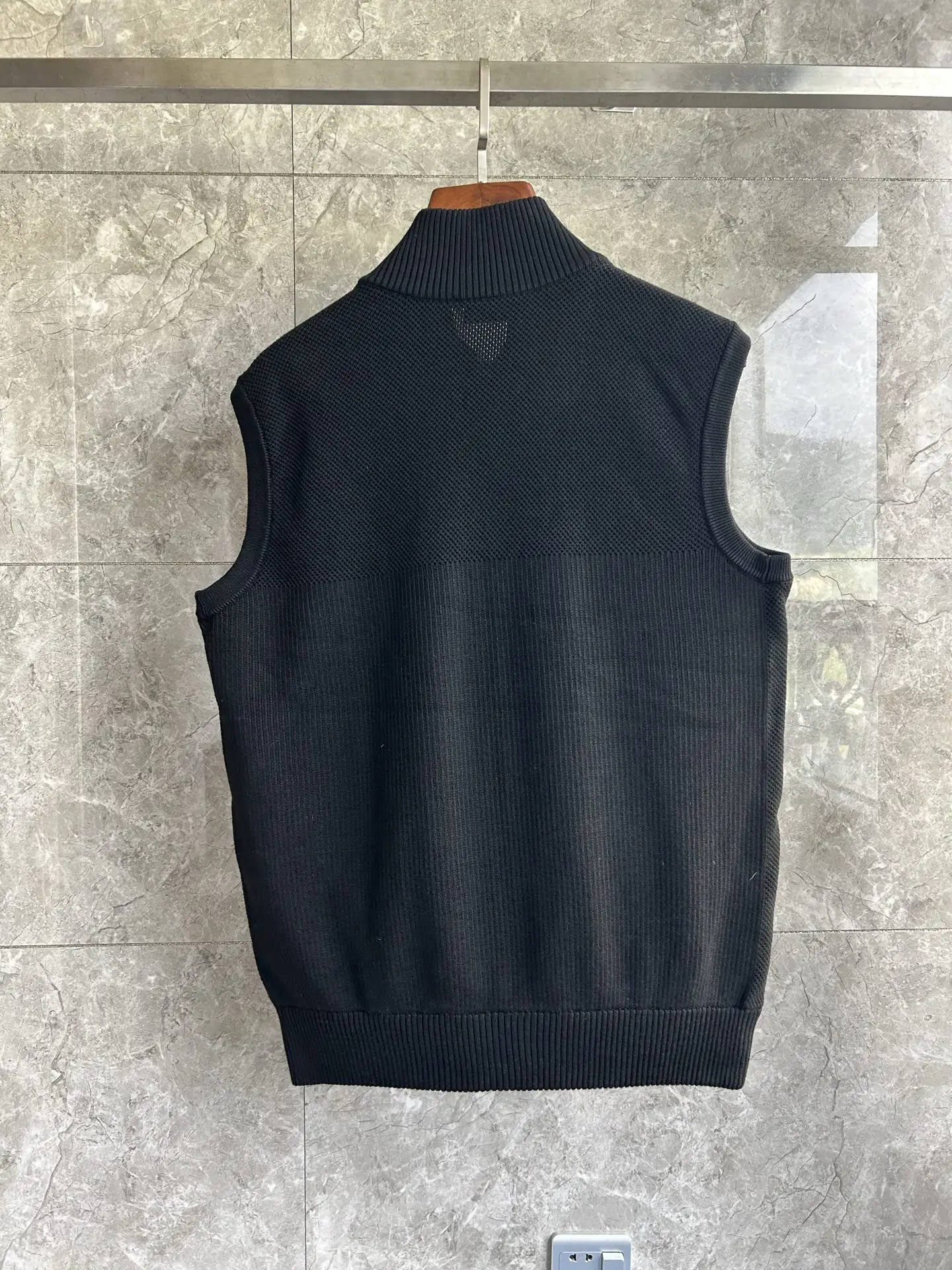 HyBridge Knit Gilet D40024030 — view 2