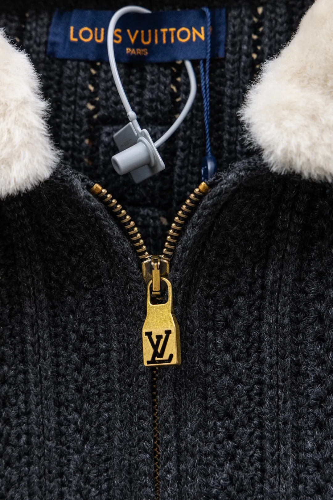 Shearling-Collar Wool and Cashmere-Blend Cardigan D40024731 — view 4