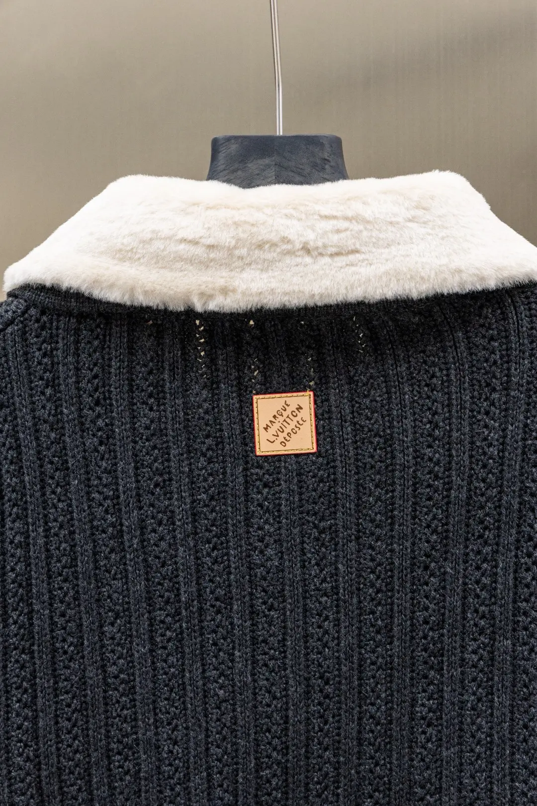 Shearling-Collar Wool and Cashmere-Blend Cardigan D40024731 — view 11