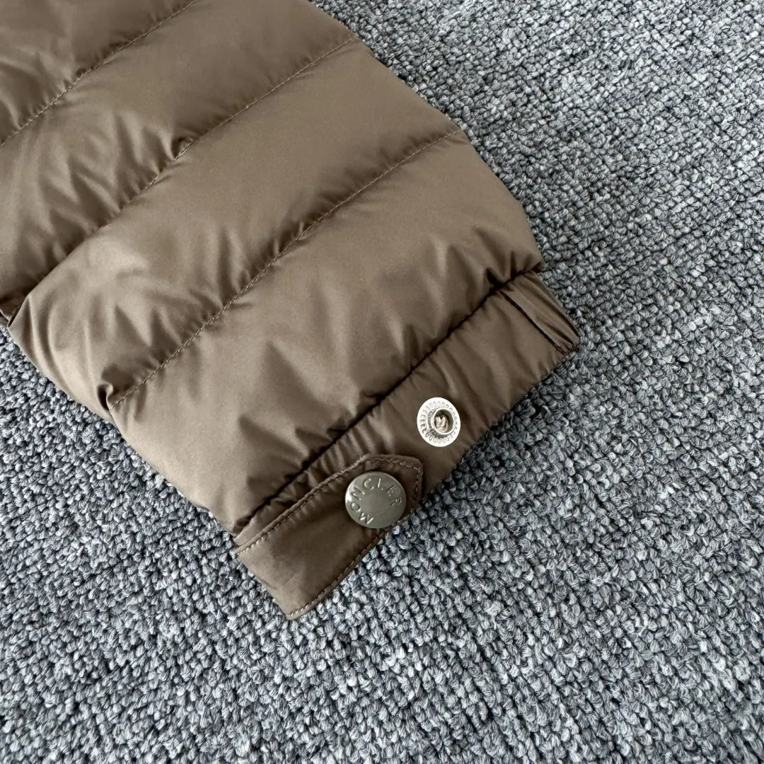 Hooded Lightweight Quilted Down Jacket D42024719 — view 8