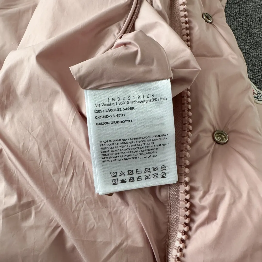 Maya 70th Anniversary Matte Down Jacket D47024782 — view 10