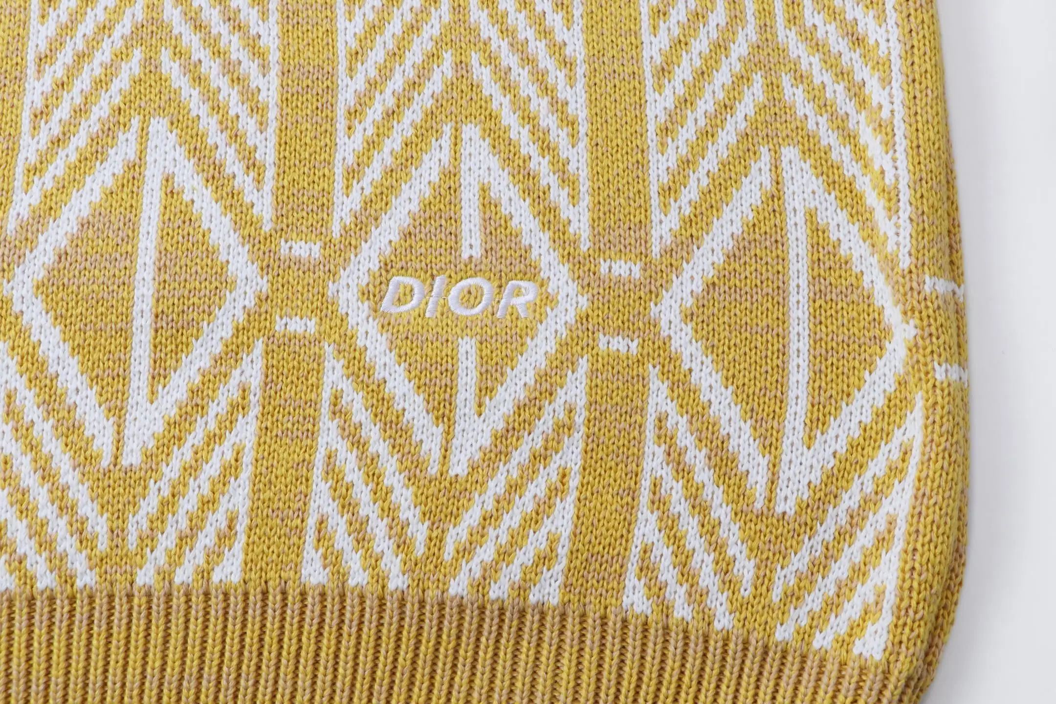 Geometric Jacquard Crew-Neck Sweater D21023376 — view 4