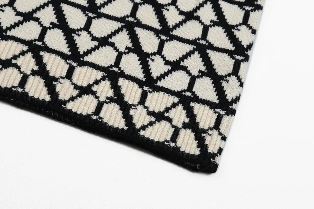 V-Logo Monogram Jacquard Crew-Neck Sweater D21023402 — view 4