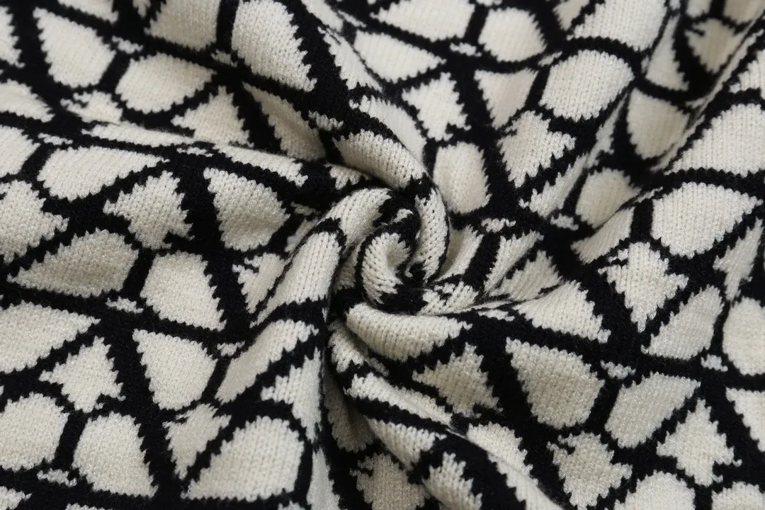 V-Logo Monogram Jacquard Crew-Neck Sweater D21023402 — view 5
