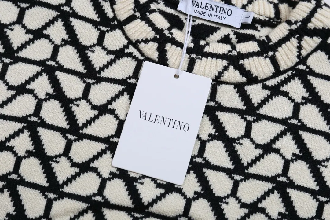 V-Logo Monogram Jacquard Crew-Neck Sweater D21023402 — view 6