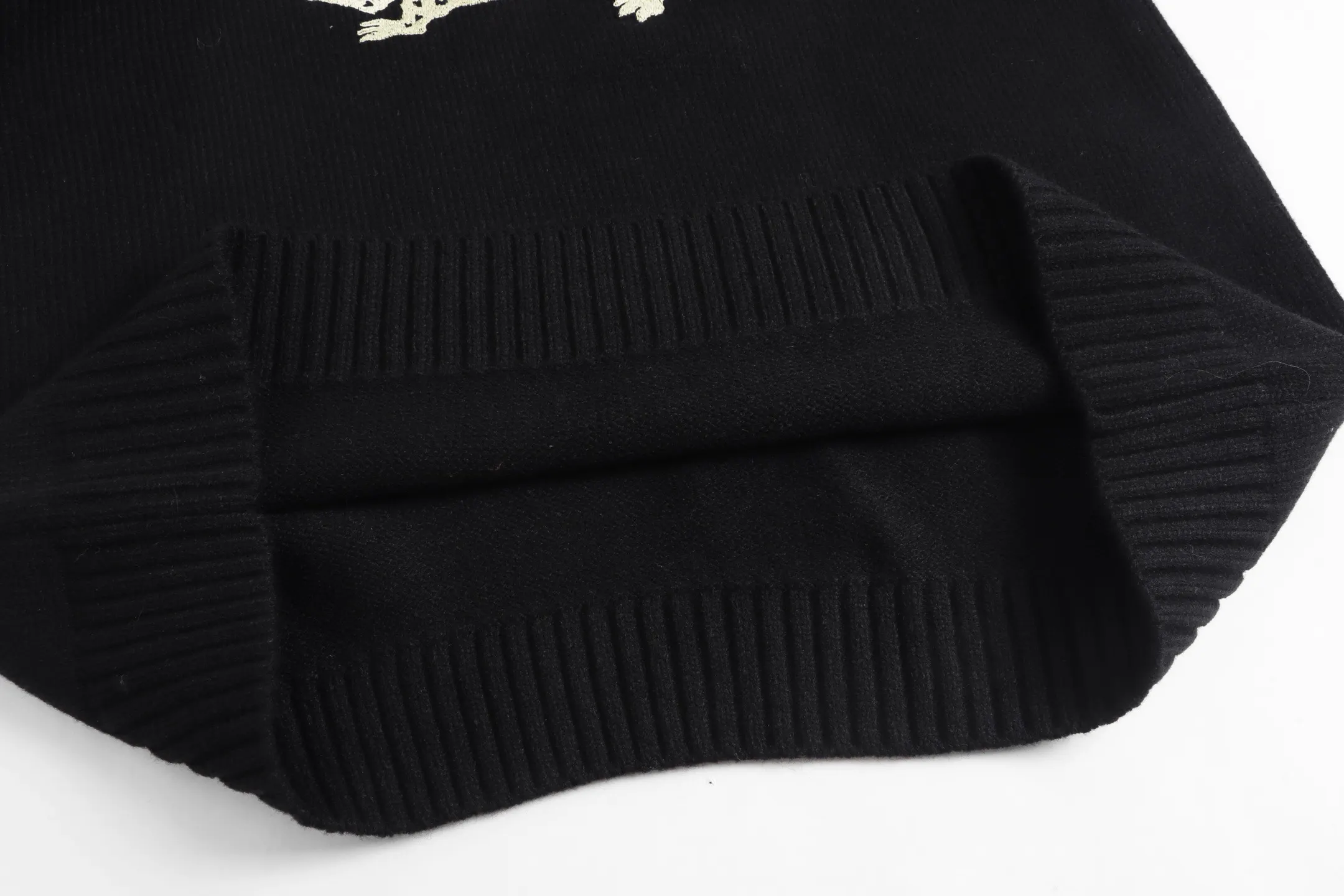 Leopard Logo Embroidered Crew-Neck Sweater D22023407 — view 6
