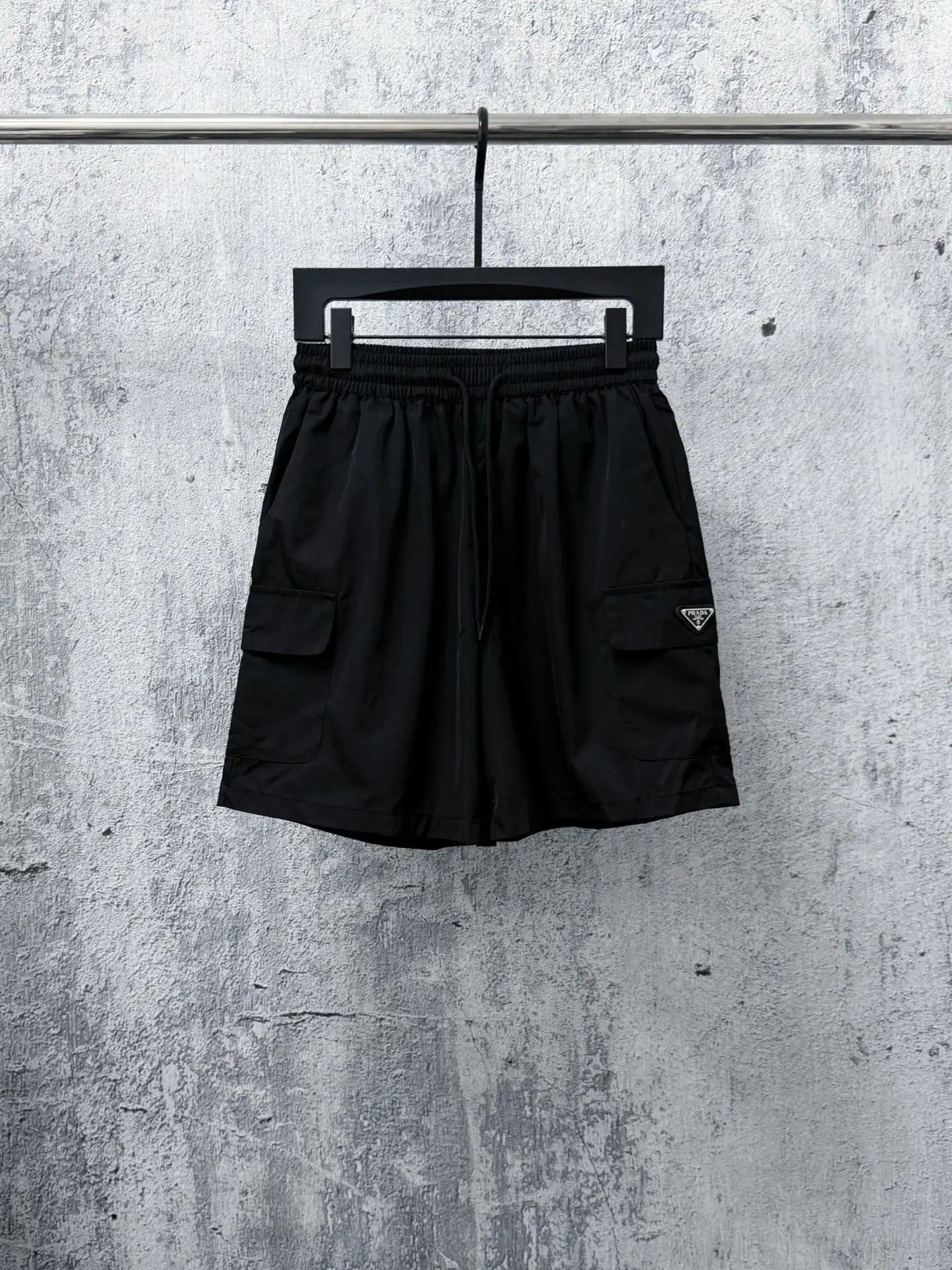 Logo-Plaque Re-Nylon Cargo Shorts D17011691