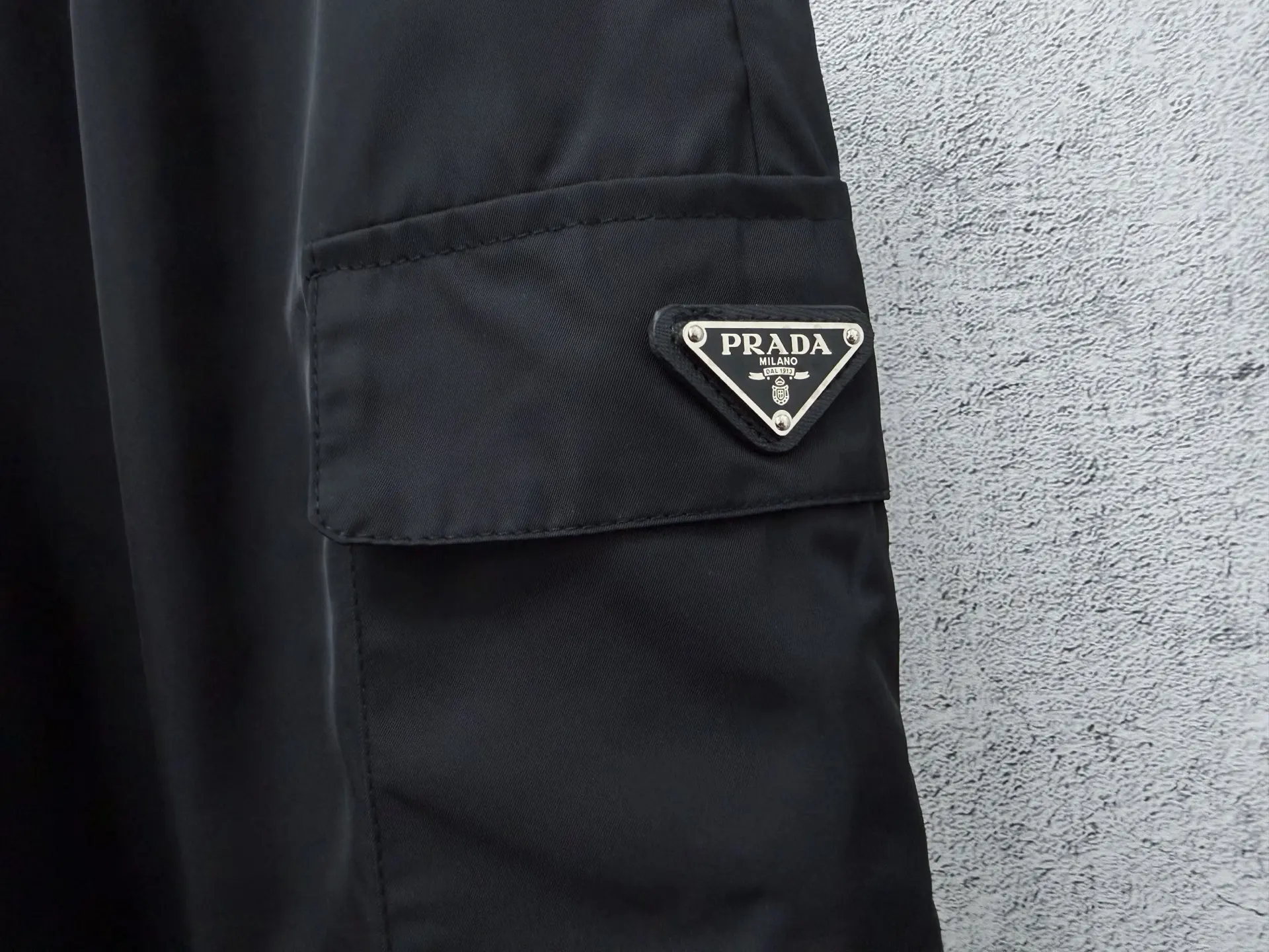 Logo-Plaque Re-Nylon Cargo Shorts D17011691 — view 6