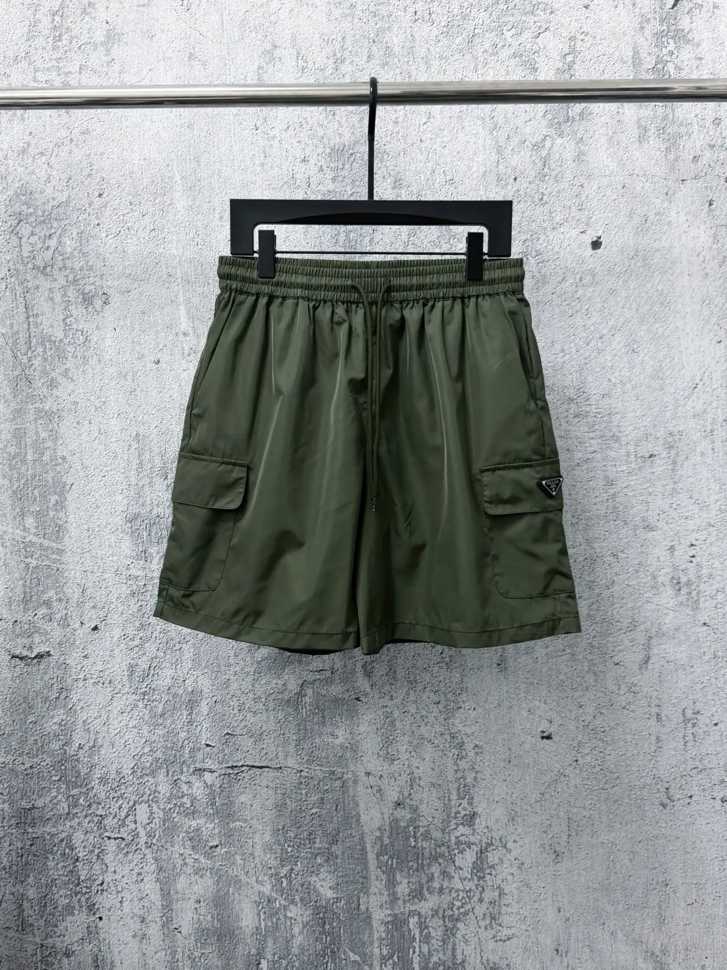 Logo-Plaque Re-Nylon Cargo Shorts D17011690
