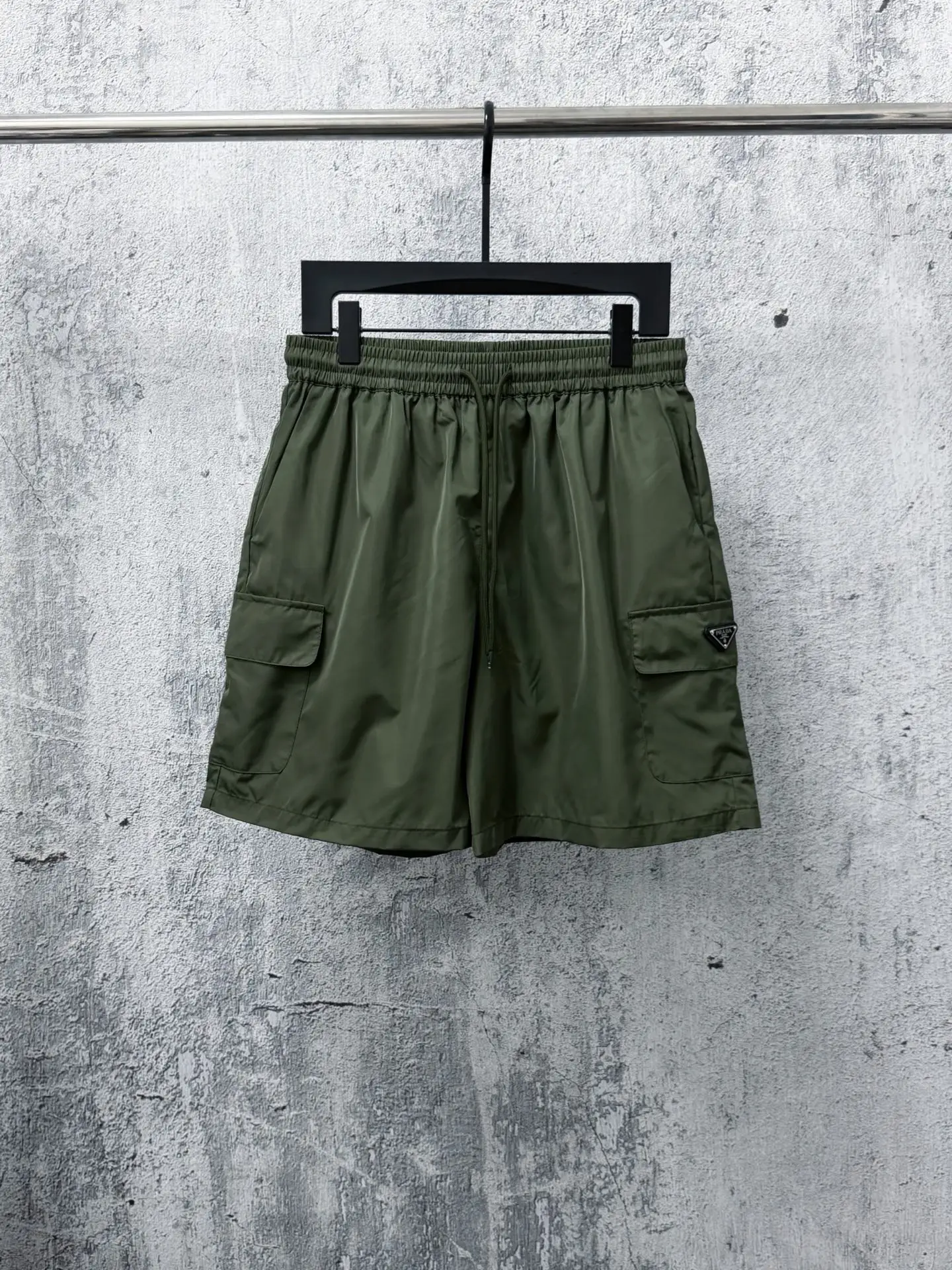 Logo-Plaque Re-Nylon Cargo Shorts D17011690