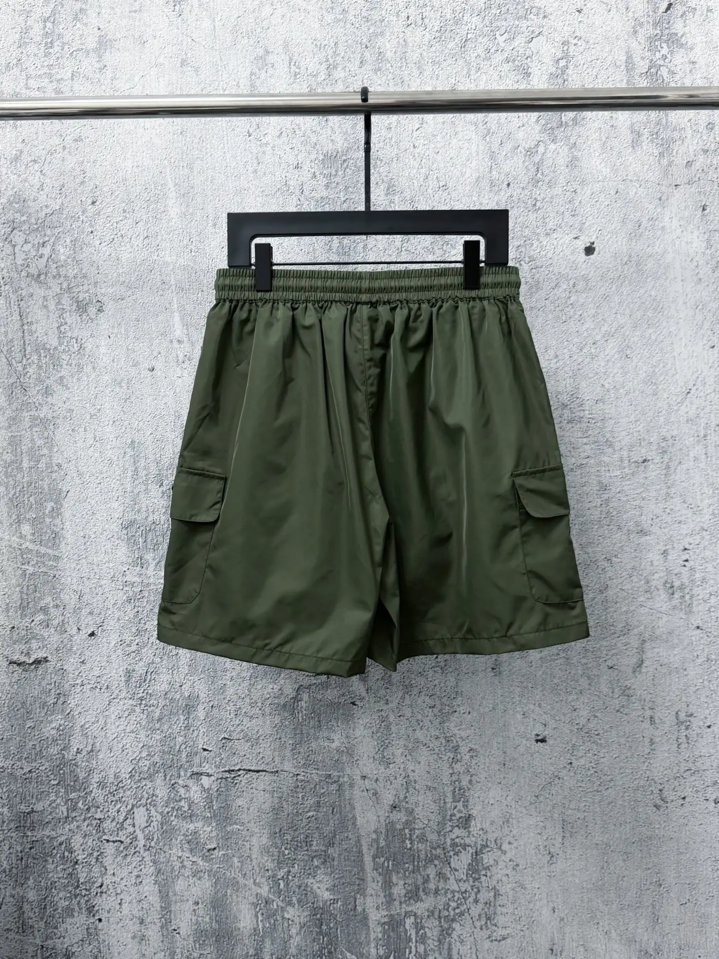 Logo-Plaque Re-Nylon Cargo Shorts D17011690 — view 2