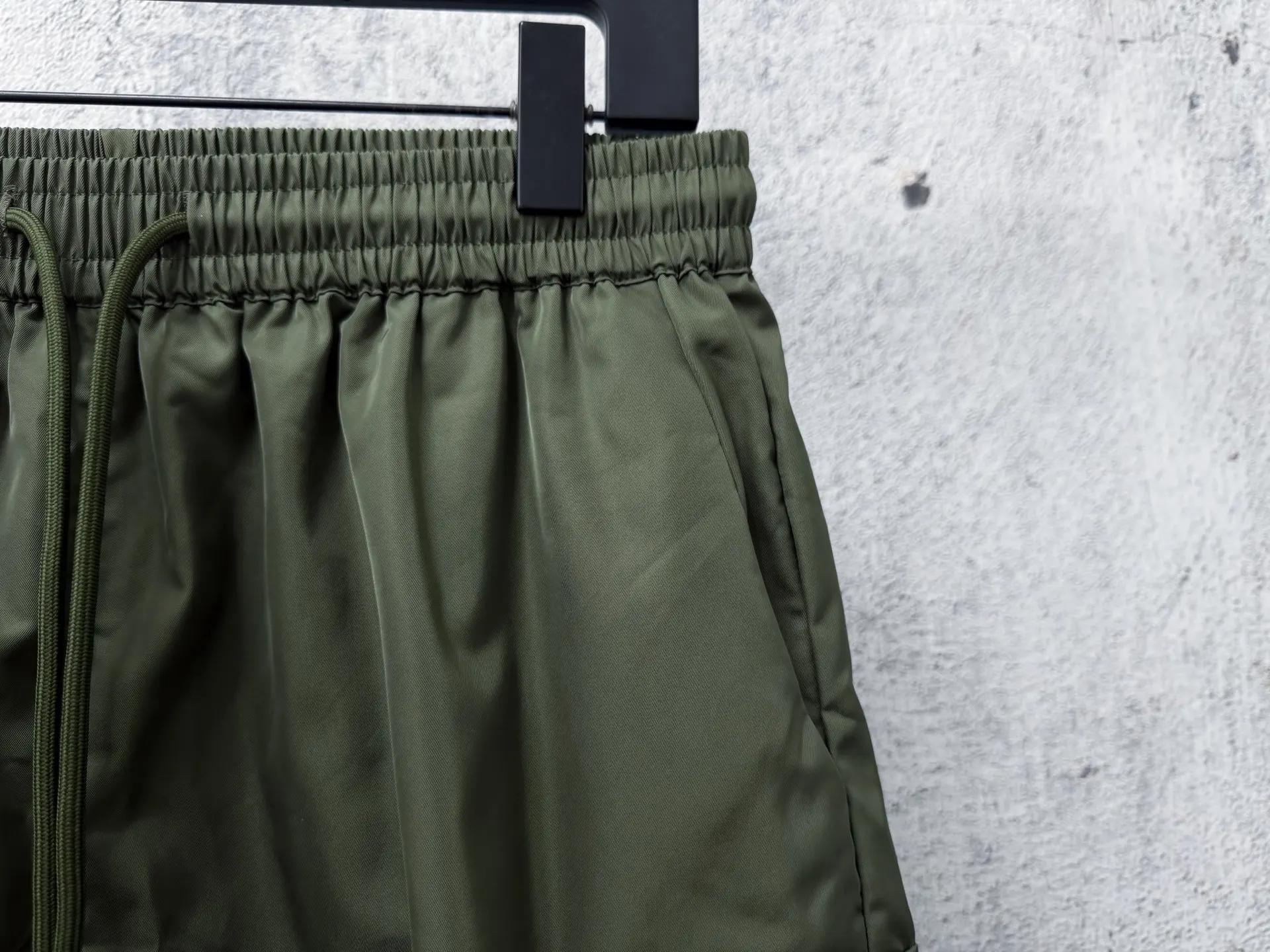 Logo-Plaque Re-Nylon Cargo Shorts D17011690 — view 3