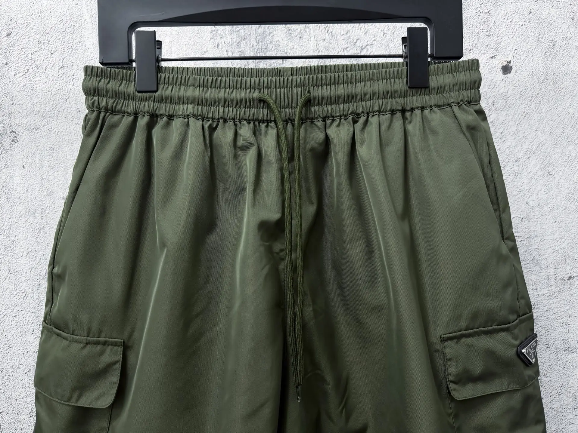 Logo-Plaque Re-Nylon Cargo Shorts D17011690 — view 4