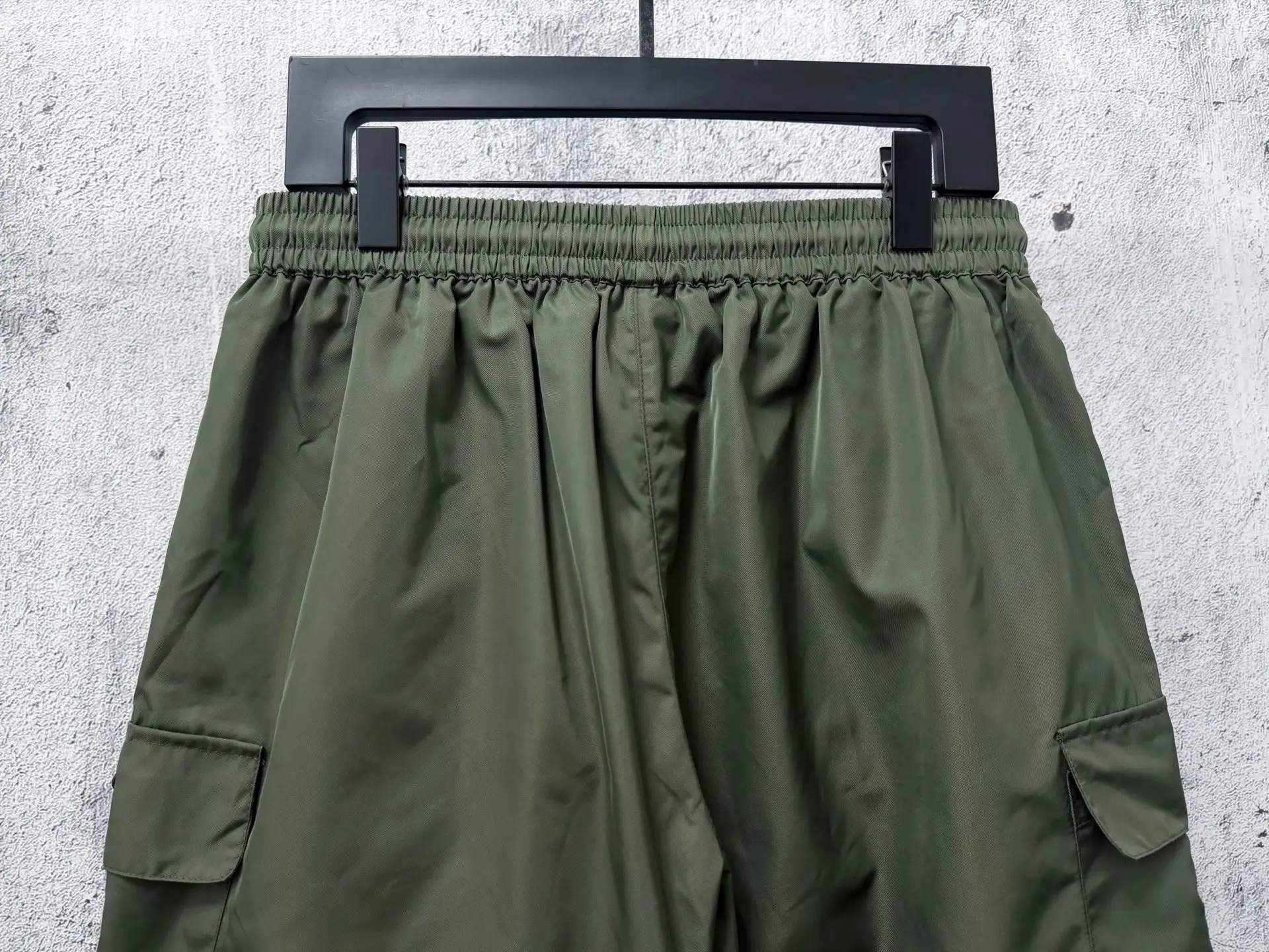 Logo-Plaque Re-Nylon Cargo Shorts D17011690 — view 5