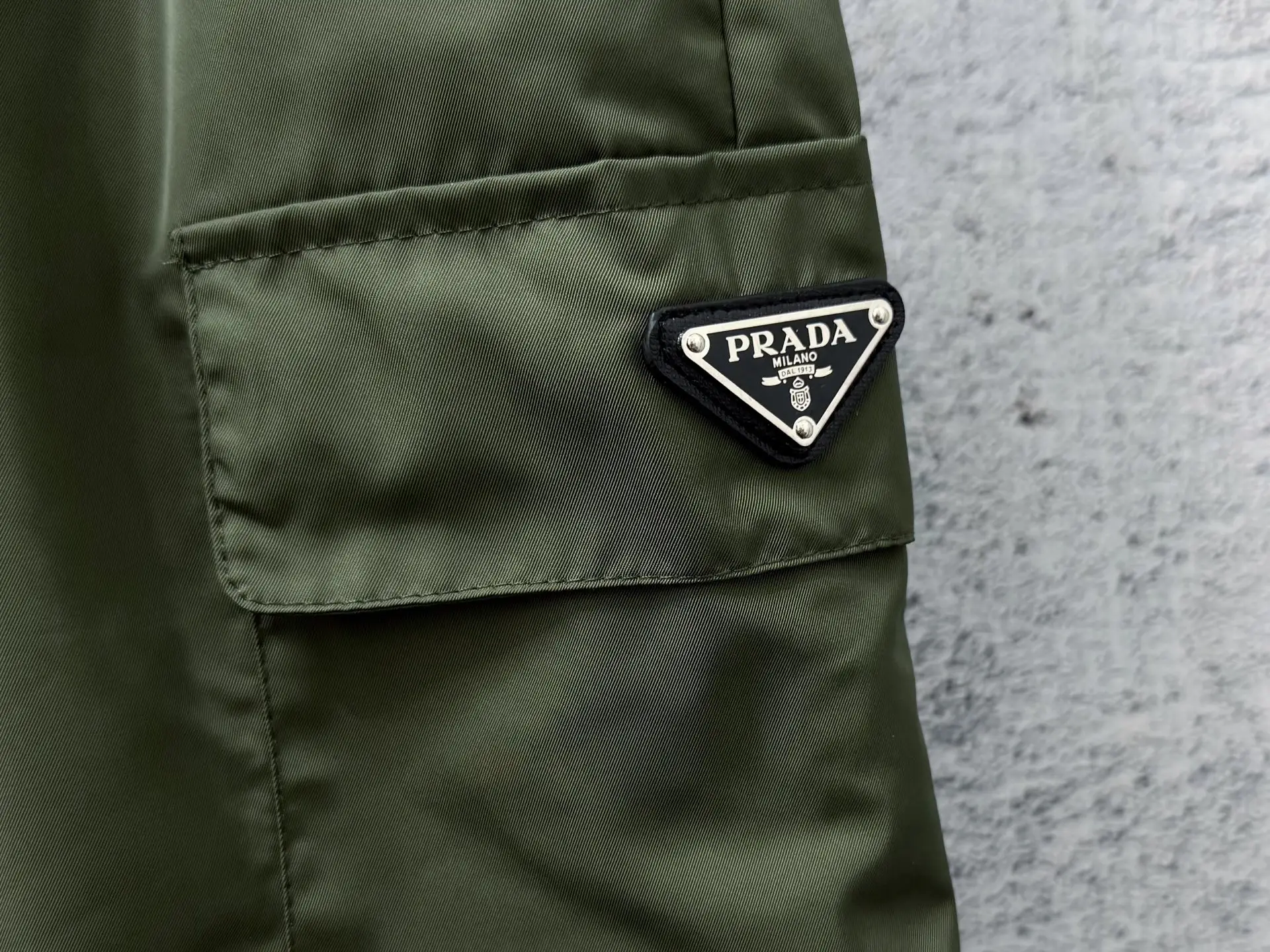 Logo-Plaque Re-Nylon Cargo Shorts D17011690 — view 6
