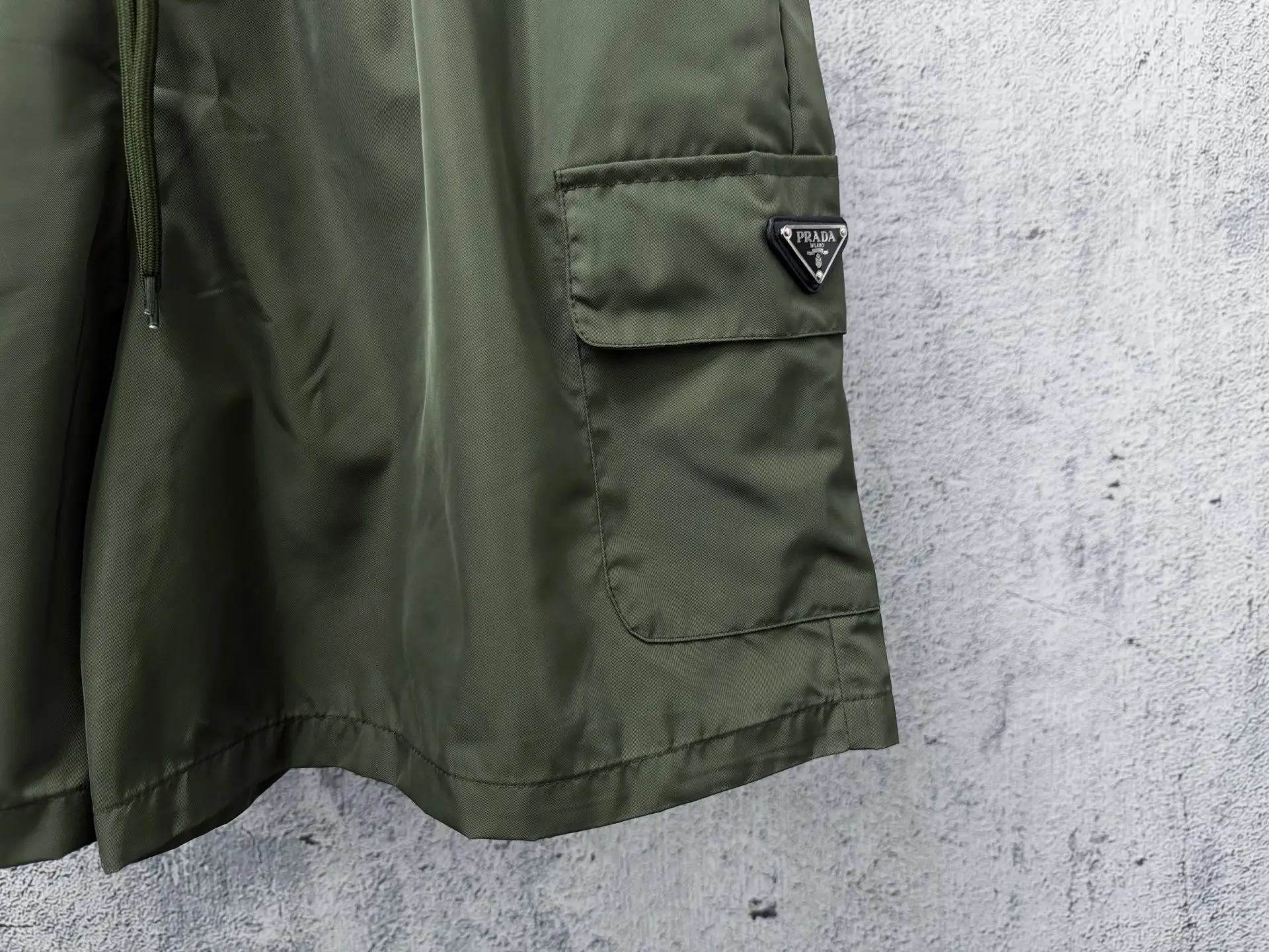Logo-Plaque Re-Nylon Cargo Shorts D17011690 — view 7