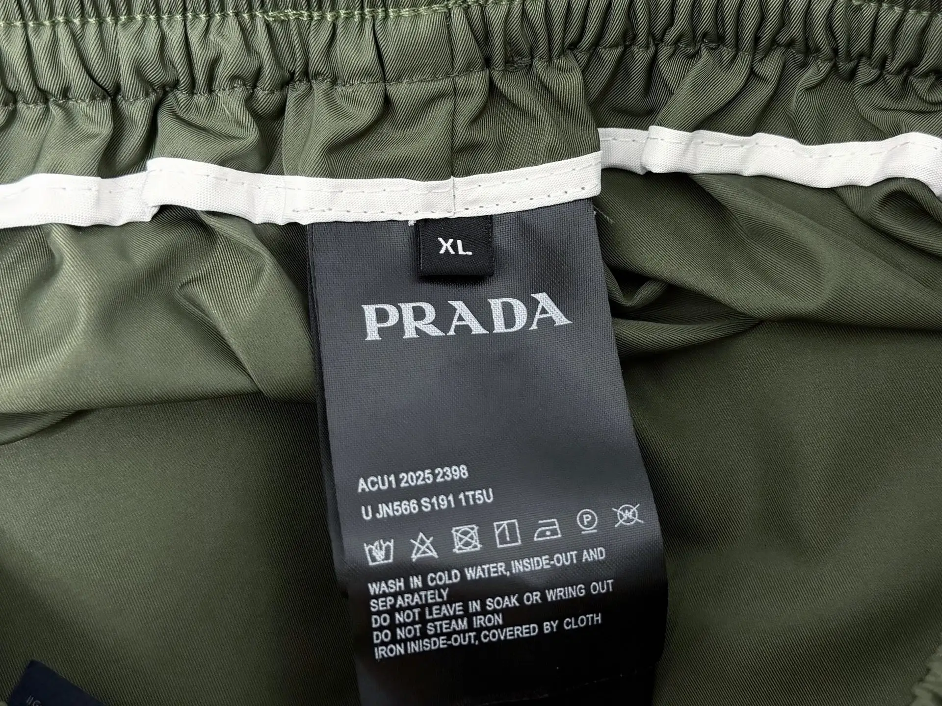 Logo-Plaque Re-Nylon Cargo Shorts D17011690 — view 8