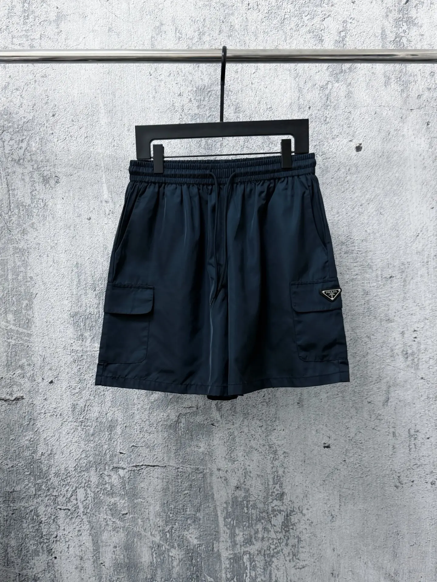 Logo-Plaque Re-Nylon Cargo Shorts D17011689