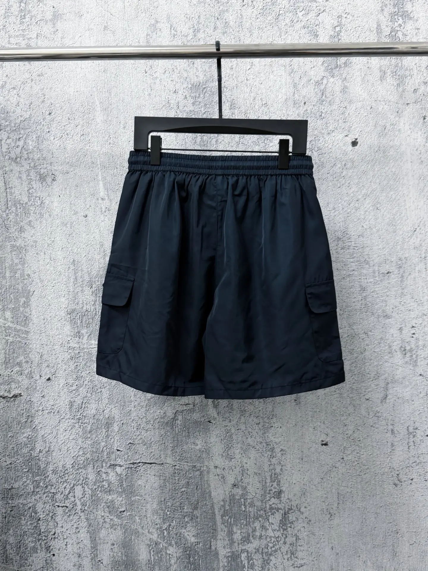 Logo-Plaque Re-Nylon Cargo Shorts D17011689 — view 2