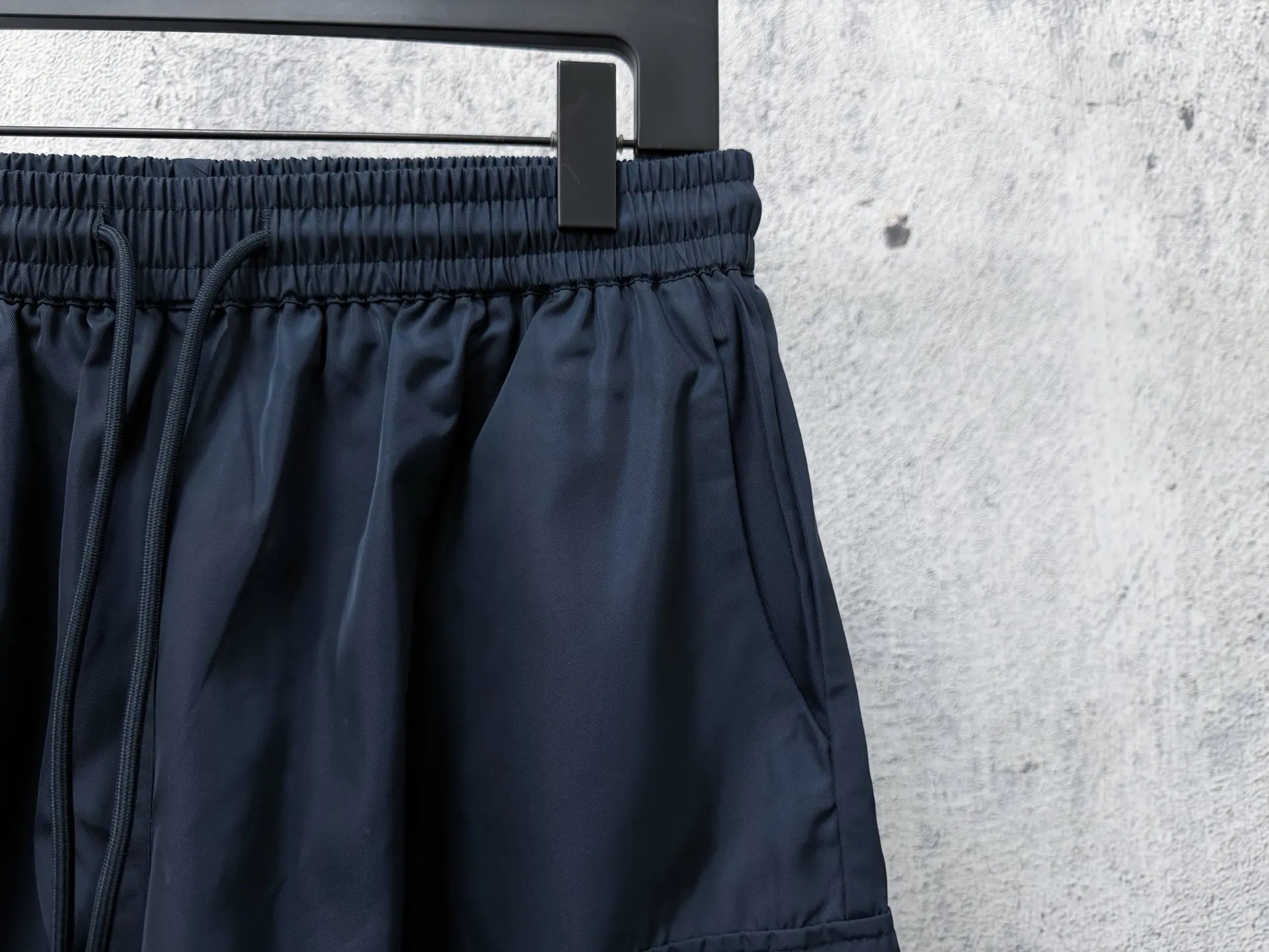 Logo-Plaque Re-Nylon Cargo Shorts D17011689 — view 3