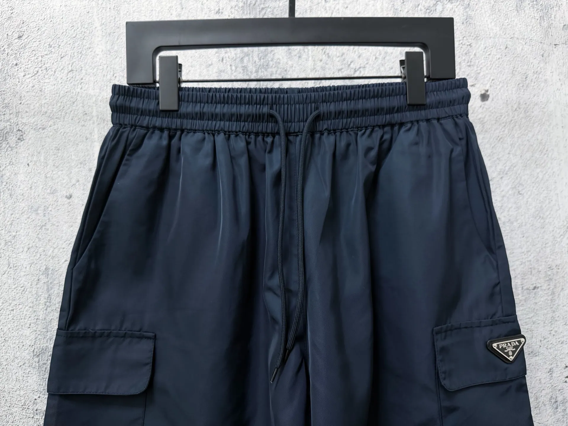 Logo-Plaque Re-Nylon Cargo Shorts D17011689 — view 4