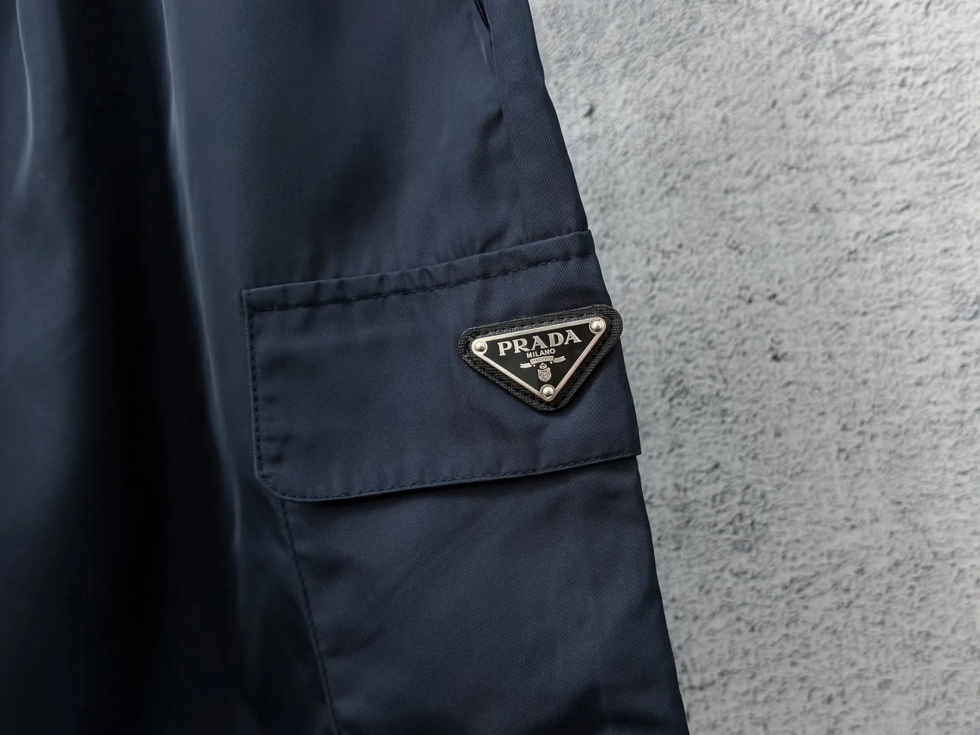 Logo-Plaque Re-Nylon Cargo Shorts D17011689 — view 6