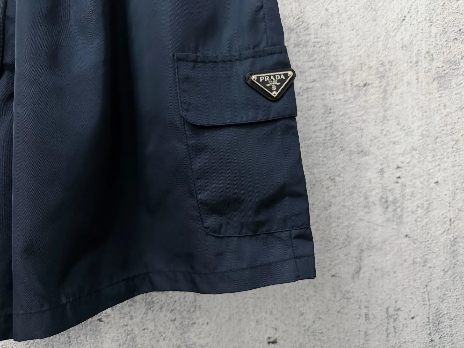 Logo-Plaque Re-Nylon Cargo Shorts D17011689 — view 7