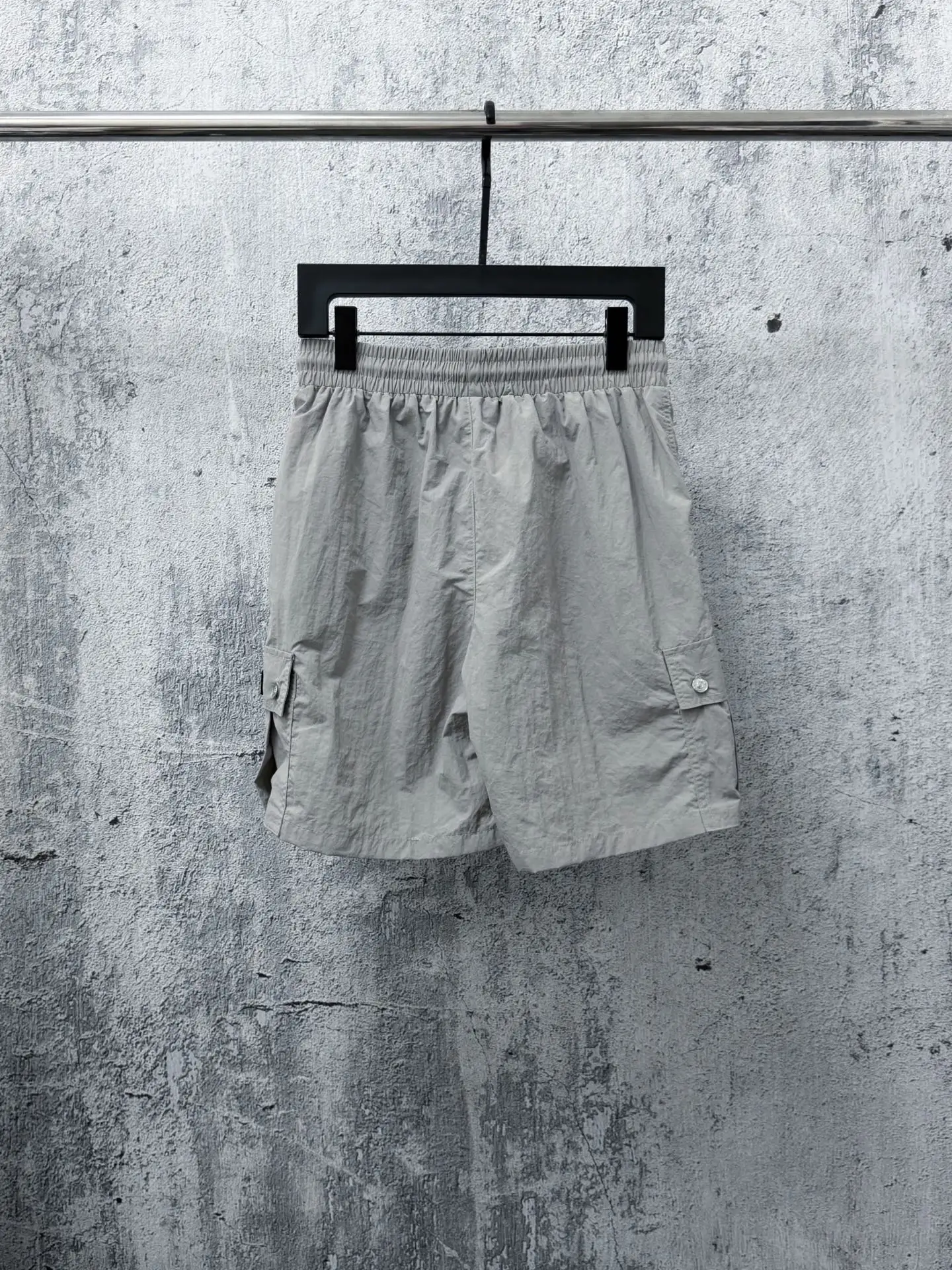 Logo-Patch Crinkled Nylon Cargo Shorts D18011687 — view 2