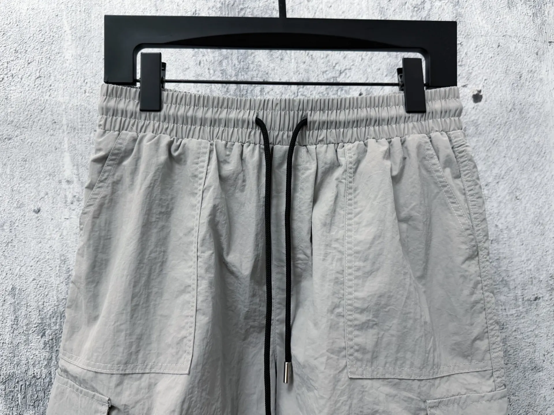 Logo-Patch Crinkled Nylon Cargo Shorts D18011687 — view 4