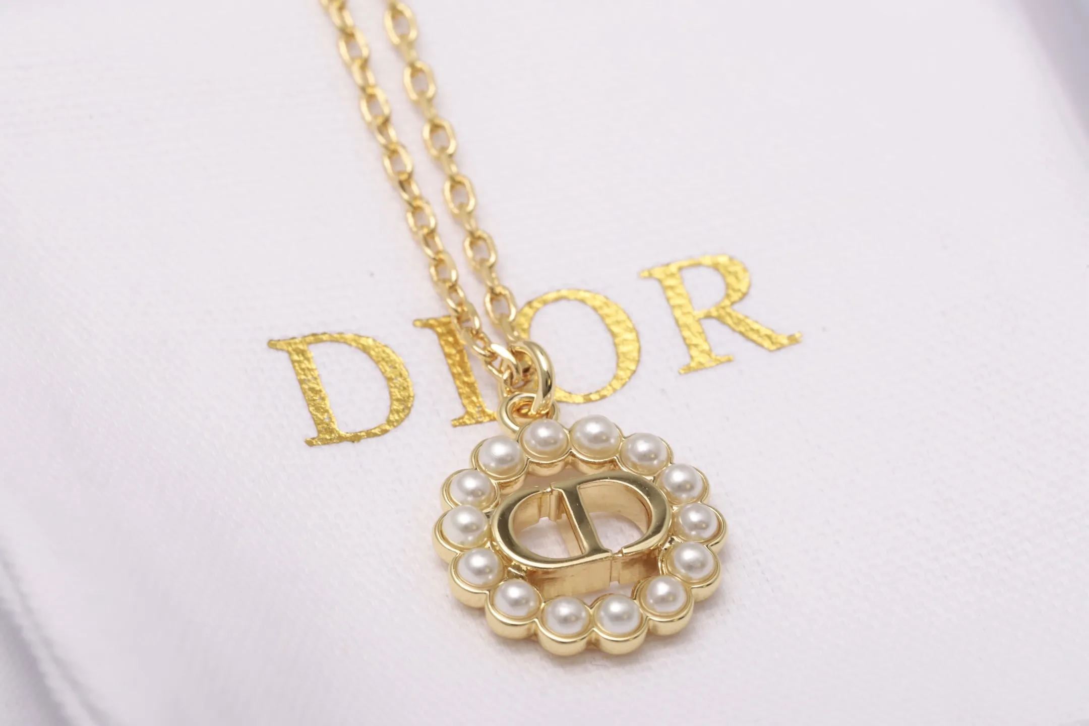 CD Logo Pearl Circular Pendant Necklace D14017212 — view 3