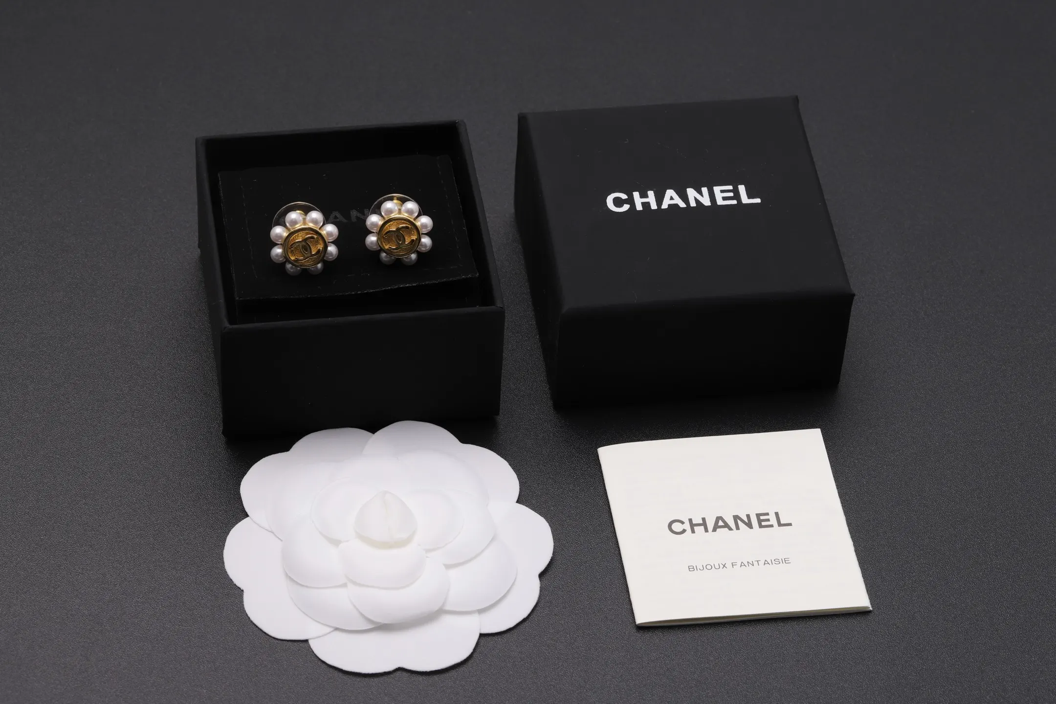 Vintage-Inspired Double C Pearl Stud Earrings D13517067 — view 2