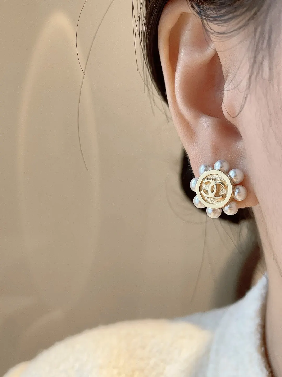 Vintage-Inspired Double C Pearl Stud Earrings D13517067 — view 8