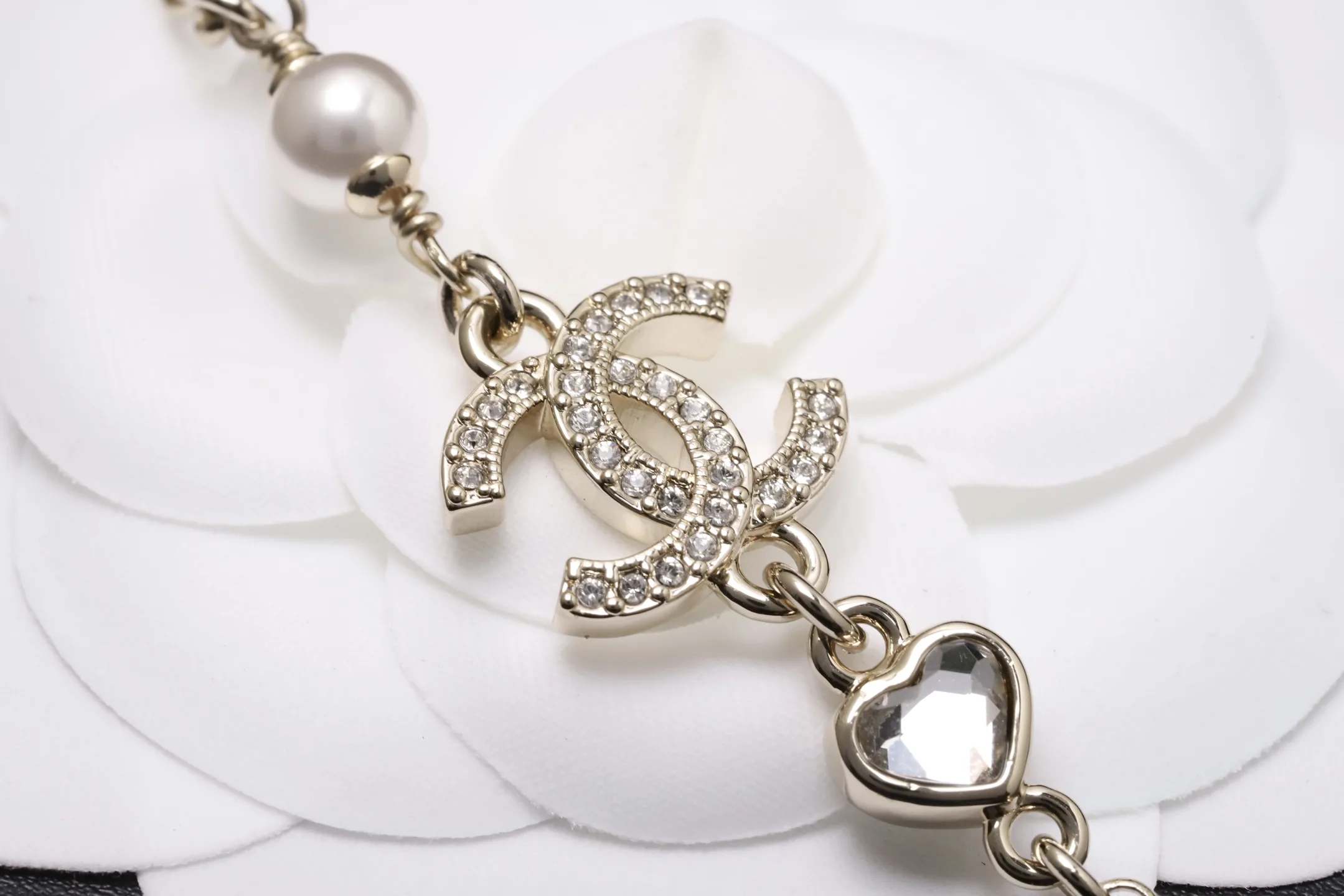 Heart and Faux Pearl CC Long Necklace D15017310 — view 3