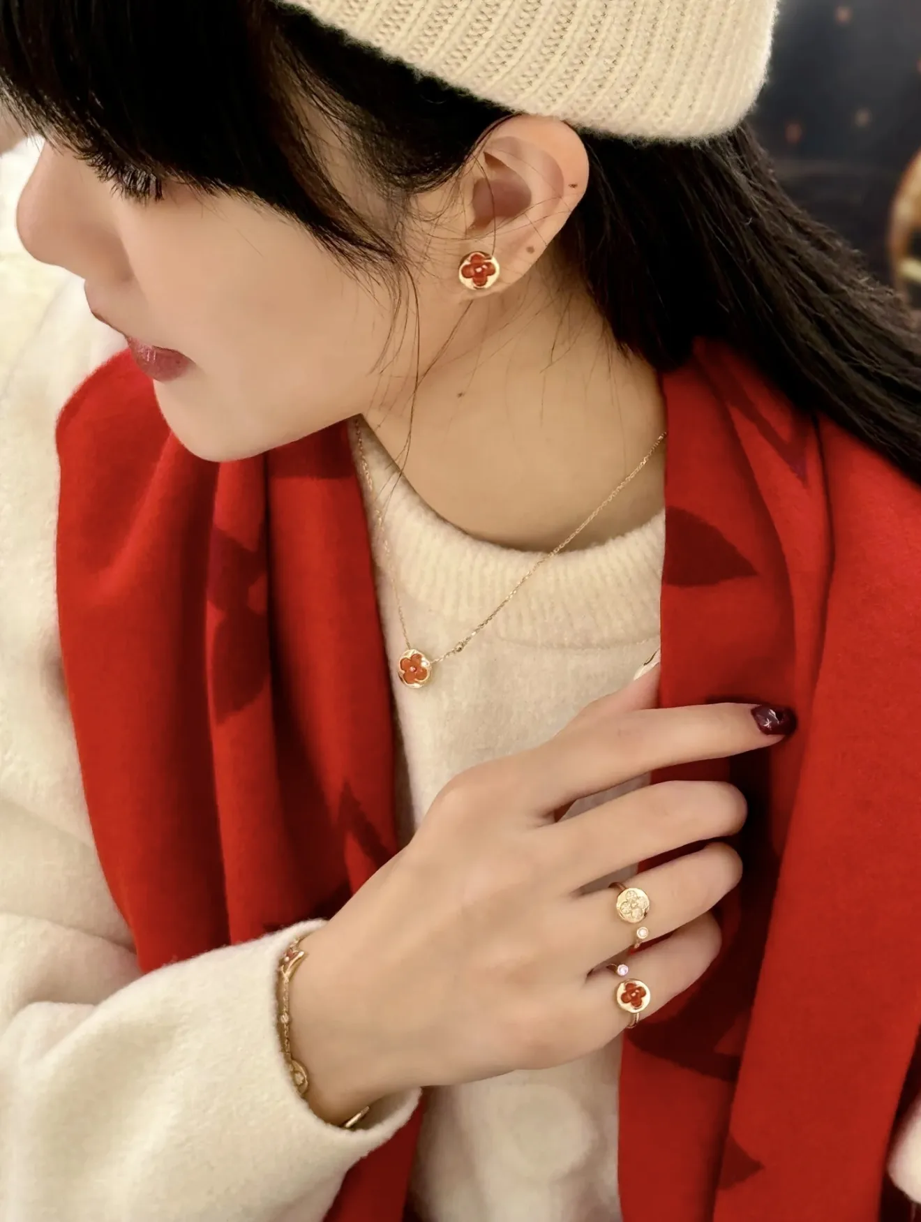 Color Blossom BB Star Pendant Necklace D19517229 — view 8