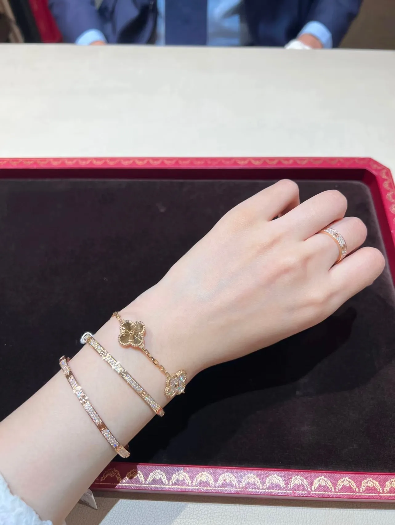 Alhambra 5-Motif Guilloché and Diamond Bracelet (Sterling Silver) D51016635 — view 9