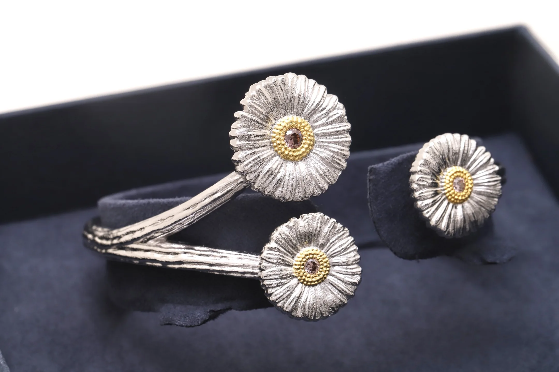 Blossoms Daisy Three-Flower Cuff Bracelet D200016720 — view 2