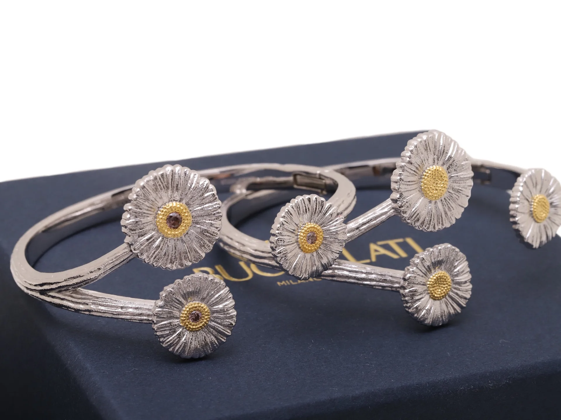 Blossoms Daisy Three-Flower Cuff Bracelet D200016720 — view 3