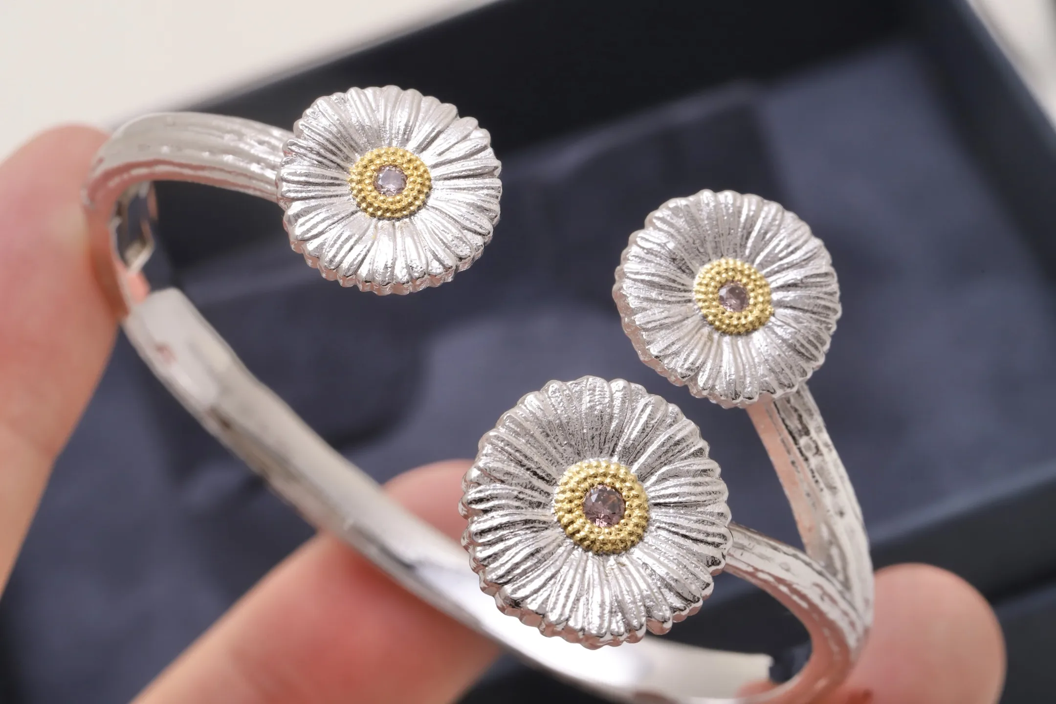 Blossoms Daisy Three-Flower Cuff Bracelet D200016720 — view 4