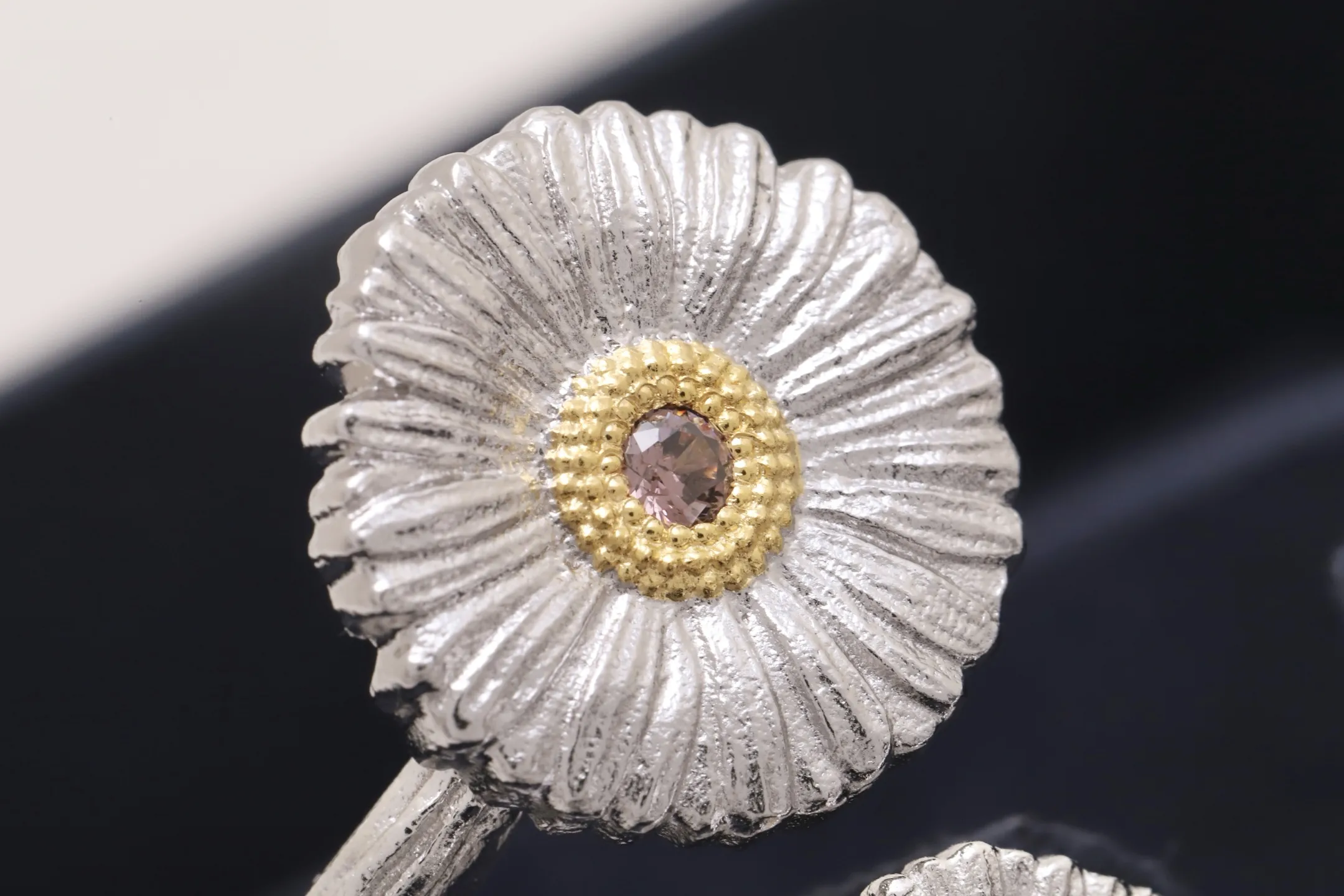 Blossoms Daisy Three-Flower Cuff Bracelet D200016720 — view 5
