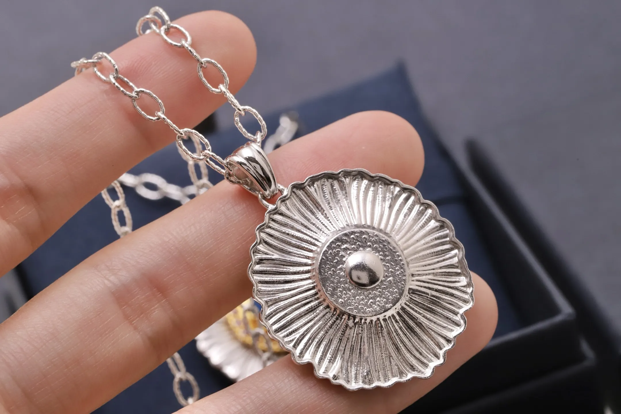 Buccellati Sapphire Floral Pendant Long Necklace D104516827 — view 5