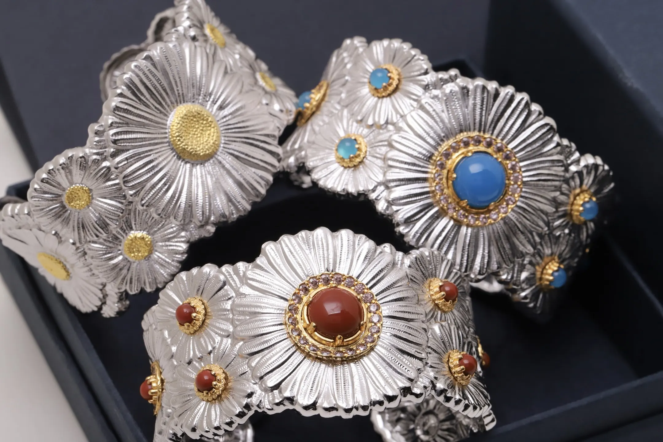 Buccellati Daisy Sapphire Wide Cuff Bracelet D261017506 — view 5