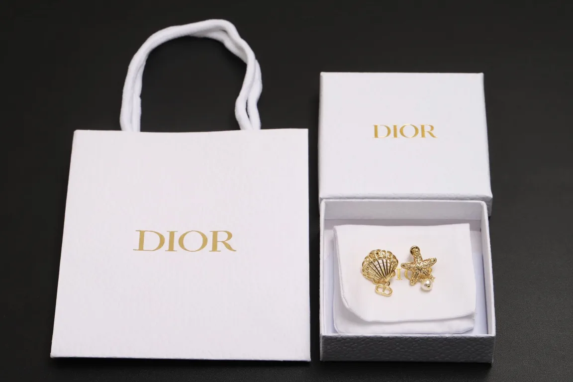 Cabinet de Curiosités Asymmetric Shell and Starfish Earrings D11517599 — view 2