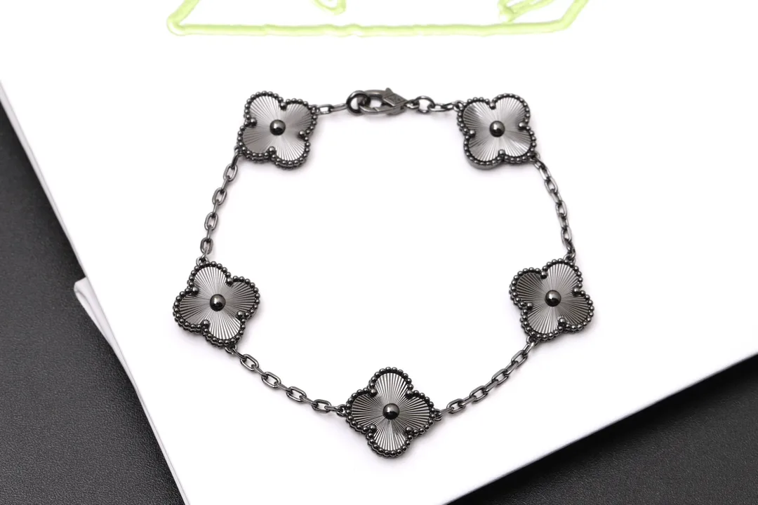 Alhambra Guilloché 5-Motif Bracelet D49016941 — view 3