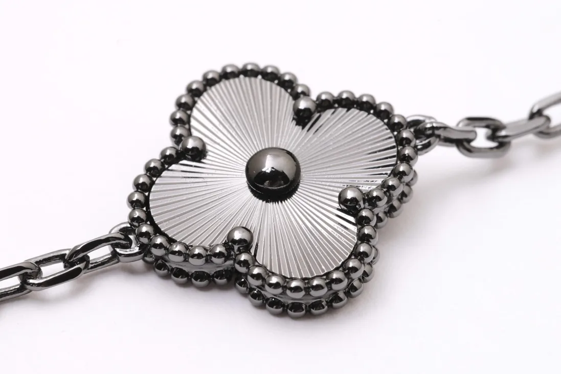 Alhambra Guilloché 5-Motif Bracelet D49016941 — view 4