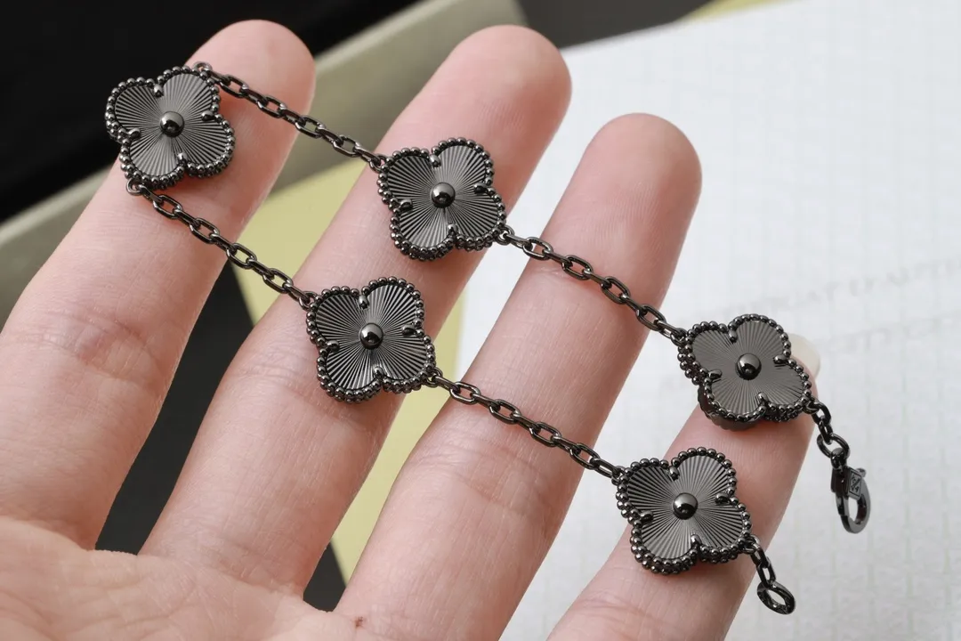 Alhambra Guilloché 5-Motif Bracelet D49016941 — view 5