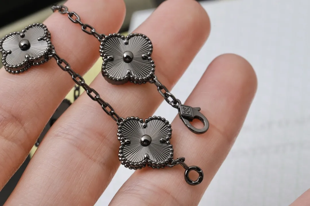 Alhambra Guilloché 5-Motif Bracelet D49016941 — view 6
