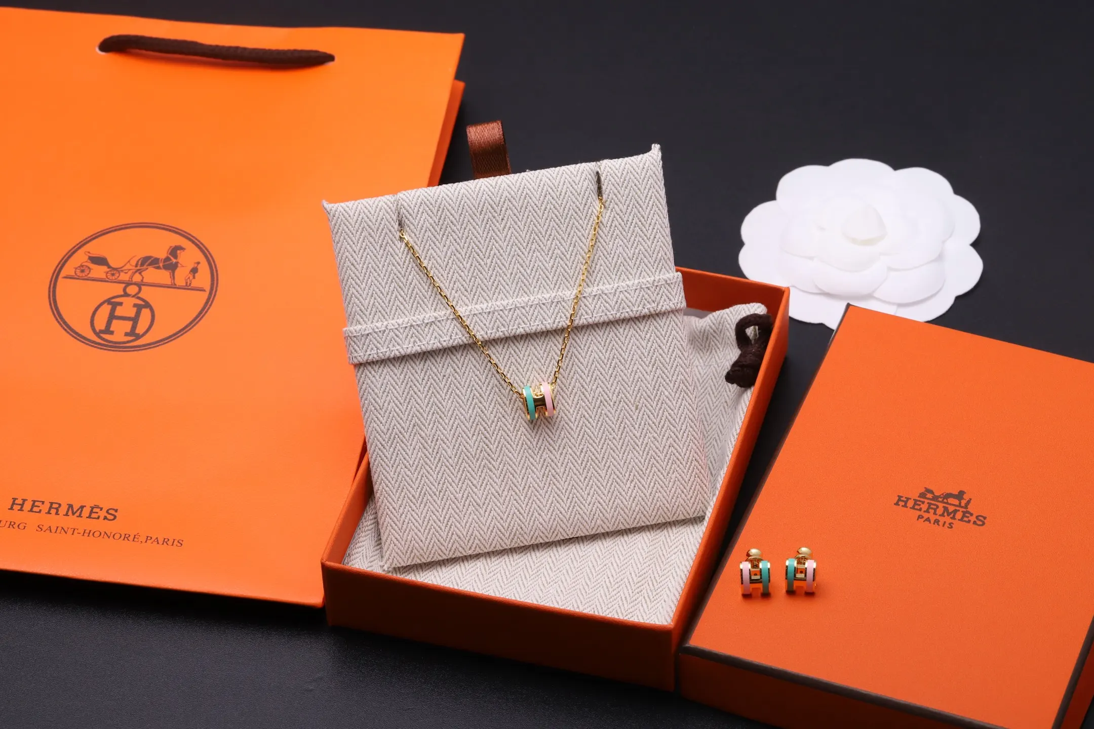 Mini Pop H Pendant Necklace D23516793 — view 2
