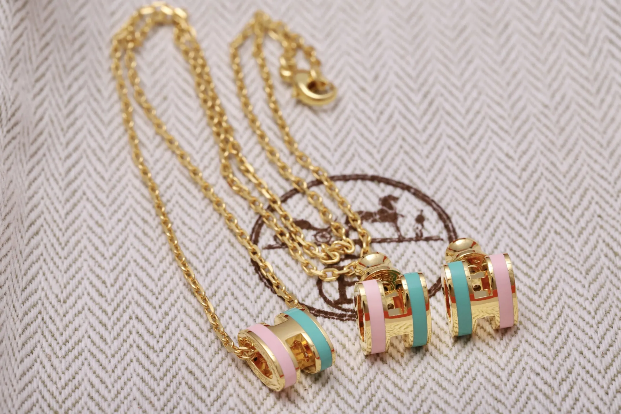 Mini Pop H Pendant Necklace D23516793 — view 6